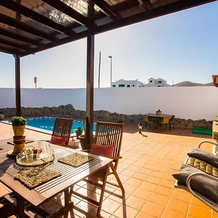 Eslanzarote Acoruma House, Super Wifi, Heated Pool Villa *