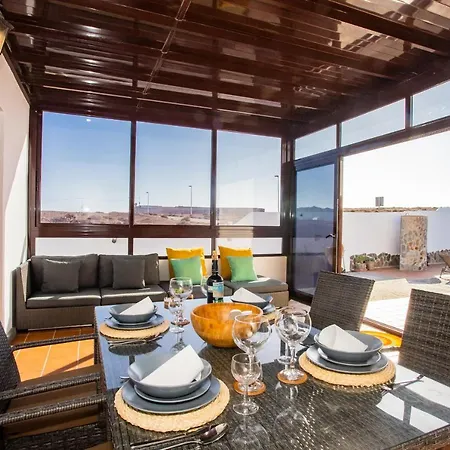 Villa Eslanzarote Acoruma House, Super Wifi, Heated Pool