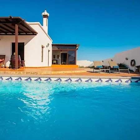 Вилла Eslanzarote Acoruma House, Super Wifi, Heated Pool *