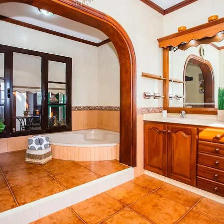 Villa Eslanzarote Acoruma House, Super Wifi, Heated Pool Guime