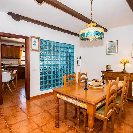 Eslanzarote Acoruma House, Super Wifi, Heated Pool Villa Guime