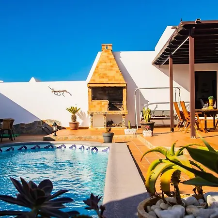 Eslanzarote Acoruma House, Super Wifi, Heated Pool Villa