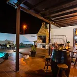 Eslanzarote Acoruma House, Super Wifi, Heated Pool Villa