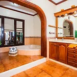 Villa Eslanzarote Acoruma House, Super Wifi, Heated Pool Güime