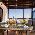 Villa Eslanzarote Acoruma House, Super Wifi, Heated Pool