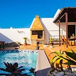 Eslanzarote Acoruma House, Super Wifi, Heated Pool Villa