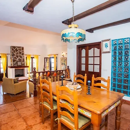 Villa Eslanzarote Acoruma House, Super Wifi, Heated Pool Güime