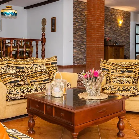 Eslanzarote Acoruma House, Super Wifi, Heated Pool Villa *